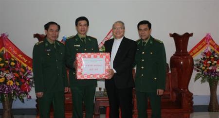 BĐBP Hà Tĩnh chúc mừng Giám mục Chính tòa Giáo phận Vinh, bà con giáo dân nhân