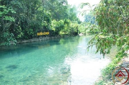 Đất nước qua mỗi chặng đường xuân