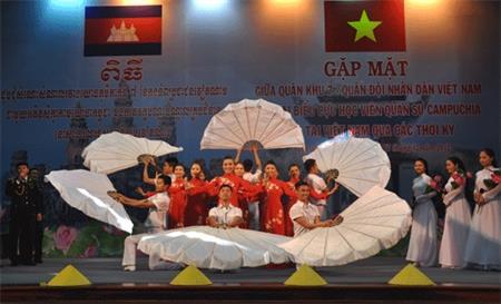 Cựu học viên quân sự Campuchia giao lưu tại Quân khu 7