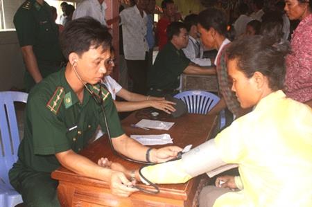 Khám bệnh và tặng quà cho nhân dân Campuchia