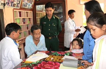 Khám bệnh cấp thuốc cho người nghèo