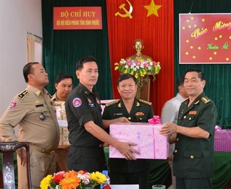 Đoàn đại biểu 4 tỉnh Cam-pu-chia chúc Tết BĐBP Bình Phước
