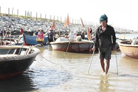 Chống nạng mưu sinh trên… biển