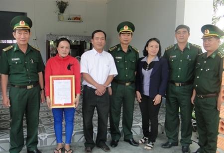 Bàn giao 3 nhà “Mái ấm biên cương” và 1 nhà tình nghĩa