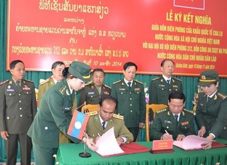 Đồn BP CKQT Cha Lo ký kết nghĩa với Đại đội BĐBP 312 (Lào)