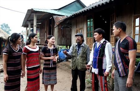 Từ bản làng ra phố hội