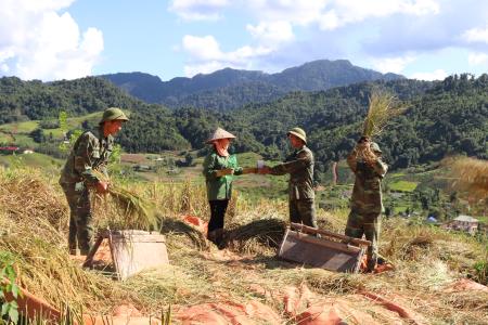 Những người lính trẻ trên “thao trường dân vận”