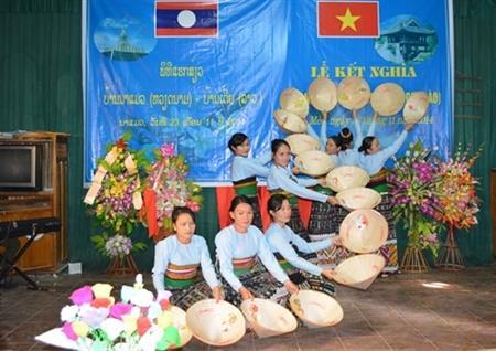 Kết nghĩa bản-bản hai bên biên giới