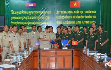 BĐBP Đồng Tháp và Công an tỉnh Prây Veng ký biên bản thỏa thuận hợp tác bảo vệ an ninh trật tự trên biên giới năm 2014