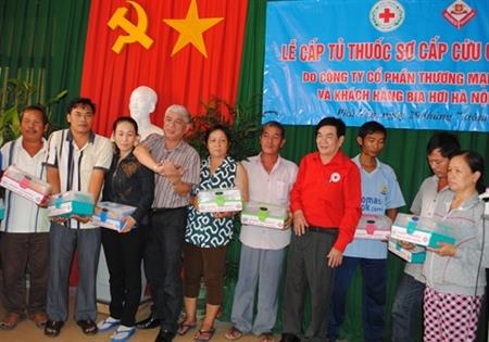 Tặng hộp thuốc sơ cấp cứu cho ngư dân đánh bắt xa bờ