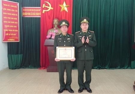 Tặng Giấy khen cho hai đồng chí chỉ huy Đồn BPCK Hoành Mô