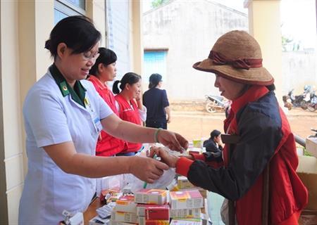 Lên non "đuổi" bệnh cho đồng bào nghèo