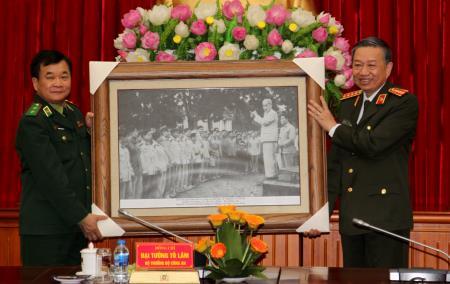Bộ Công an trao tặng Kỷ niệm chương “Bảo vệ an ninh Tổ quốc” cho BĐBP