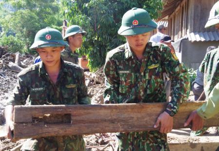 Binh nhì Vi Văn Bản hết mình vì nhân dân vùng lũ
