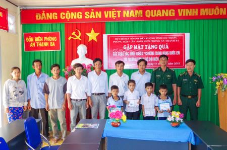 BĐBP Sóc Trăng nhận đỡ đầu 4 học sinh nghèo vượt khó