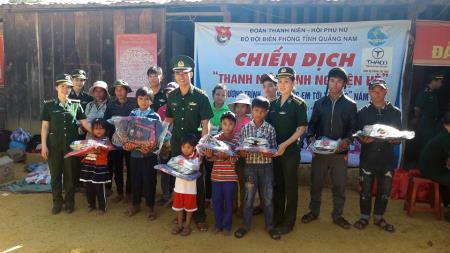 Khám bệnh, cấp thuốc miễn phí cho bà con biên giới Nam Giang