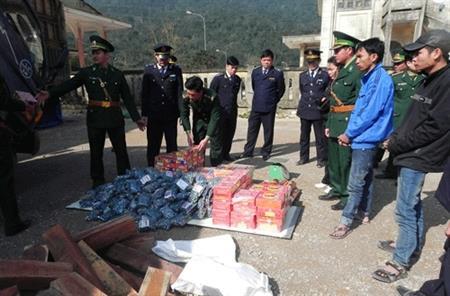 Bắt gần 250kg pháo lậu vận chuyển qua cửa khẩu Cha Lo