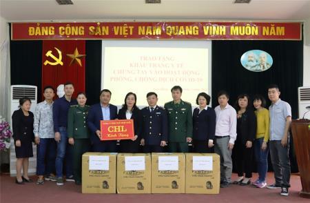 Tặng 10.000 khẩu trang y tế cho các lực lượng làm nhiệm vụ chống dịch Covid-19 trên biên giới Cao Bằng