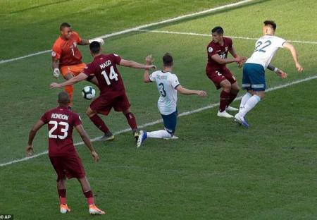 Copa America 2019: Argentina và Chile giành vé vào bán kết
