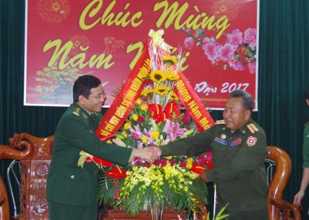 Bộ Chỉ huy Quân sự tỉnh Khăm Muộn chúc Tết Bộ Chỉ huy BĐBP tỉnh Quảng Bình