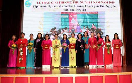 Phụ nữ Việt Nam xứng đáng với 8 chữ vàng Chủ tịch Hồ Chí Minh trao tặng