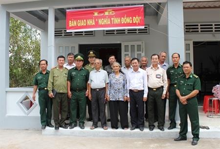 Bàn giao nhà “Nghĩa tình đồng đội” cho cán bộ Đoàn 180 An ninh vũ trang Miền