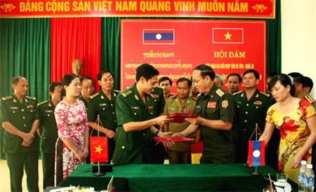 Tọa đàm với lực lượng Công an, Quân sự tỉnh Bôlykhamxay