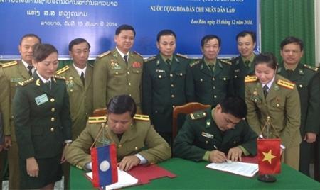 Đồn BP CKQT Lao Bảo ký Quy chế phối hợp với Đồn CA CKQT Đen-xa-vẳn (Lào)