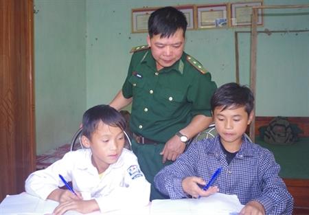 Phát động chương trình "Nâng bước các em tới trường"