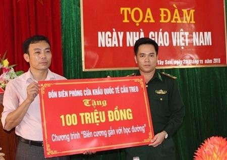 Trao 100 triệu đồng vì “Biên cương gắn với học đường”