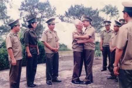 "Cháu vào bộ đội, Bác đã là Đại tướng"