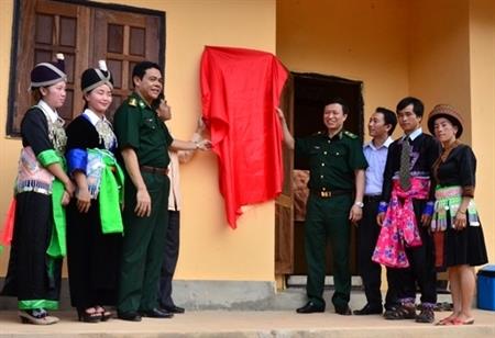 Bàn giao “Nhà Hữu nghị” cho hộ nghèo bản Thoọng Pẹ, Lào