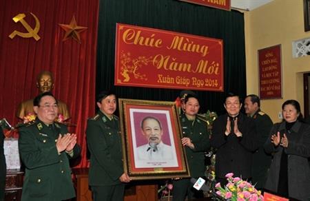 Chủ tịch nước Trương Tấn Sang thăm, chúc tết và tặng quà CBCS Đồn BP Đàm Thủy