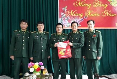 Thiếu tướng Nguyễn Văn Nam kiểm tra mô hình "Một cửa, một lần dừng" tại cặp CKQT Lao Bảo - Đen-xa-vẳn
