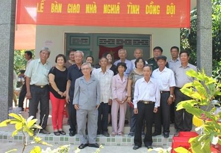 Bàn giao nhà Nghĩa tình đồng đội