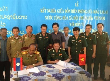 Lễ kết nghĩa giữa Đồn BPCK La Lay Quảng Trị (Việt Nam) với Đồn Công an 71 Salavan (Lào)