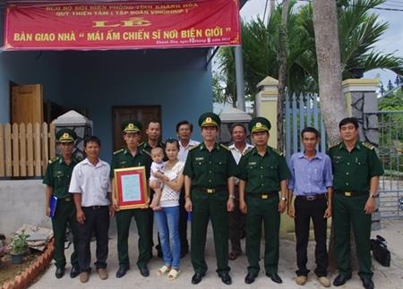 Bàn giao nhà “Mái ấm chiến sỹ nơi biên giới”
