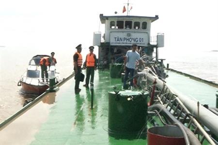 Bắt giữ phương tiện vận chuyển xăng A92 giấy tờ không hợp lệ