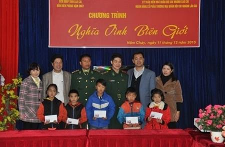 Tặng quà cho cán bộ, chiến sĩ và nhân dân biên giới