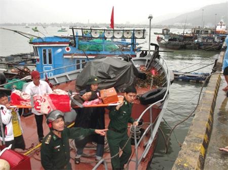 Kịp thời đưa bệnh nhân từ đảo Cù Lao Chàm vào bờ cấp cứu