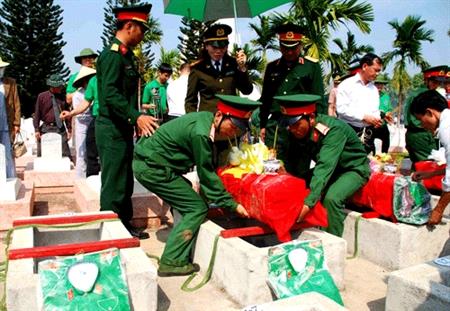Tổ chức an táng và truy điệu 42 liệt sĩ