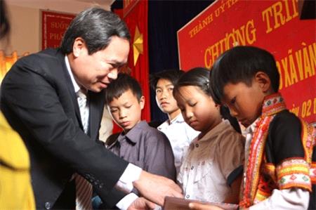 Thành uỷ thành phố Việt Trì, tỉnh Phú Thọ thăm tặng quà tại xã Vàng Ma Chải (Phong Thổ - Lai Châu)