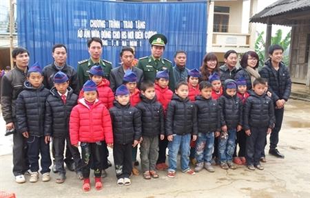 Trao tặng áo ấm cho học sinh trường tiểu học Na Ngoi
