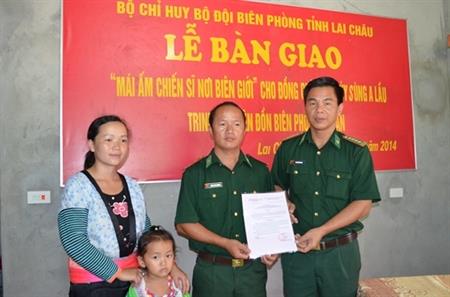 Bàn giao “Mái ấm chiến sĩ nơi biên giới” cho gia đình Trung úy Sùng A Lầu