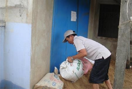 Triều cường đánh sập nhà dân