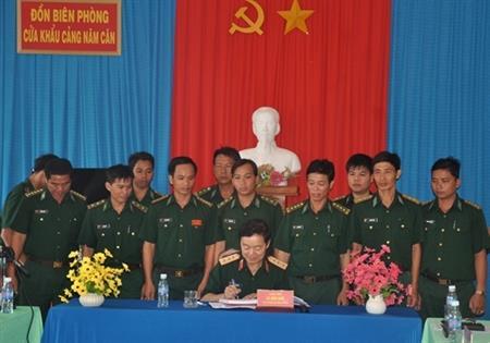 Thượng tướng Lê Hữu Đức thăm, làm việc tại Đồn BPCK cảng Năm Căn