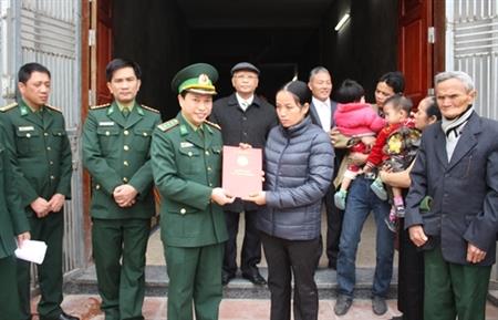 Trao nhà tình nghĩa cho gia đình liệt sĩ Nguyễn Minh Đãi