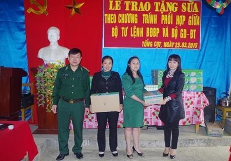 Trao tặng 1.080 thùng sữa cho học sinh mầm non Cao Bằng