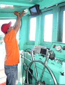 Lắp thiết bị định vị công nghệ vệ tinh cho ngư dân