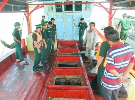 Bắt giữ tàu vận chuyển gần 35.000 lít dầu không rõ nguồn gốc